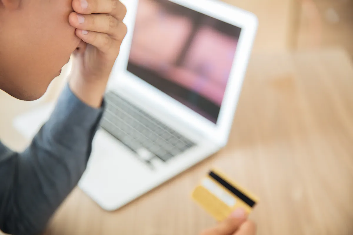 Contratto concluso online protetto da lucchetto